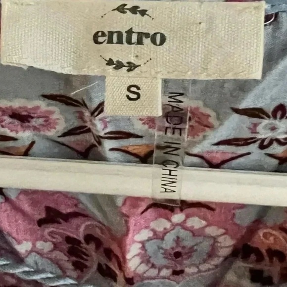 Entro Gray and Red Graphic 3/4 Sleeve Blouse - Picture 3 of 3